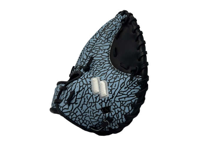 Side view of Sacco Ultra Smooth Steer 10 Flat SE Black and Sacco Blue EP, showcasing its textured design.