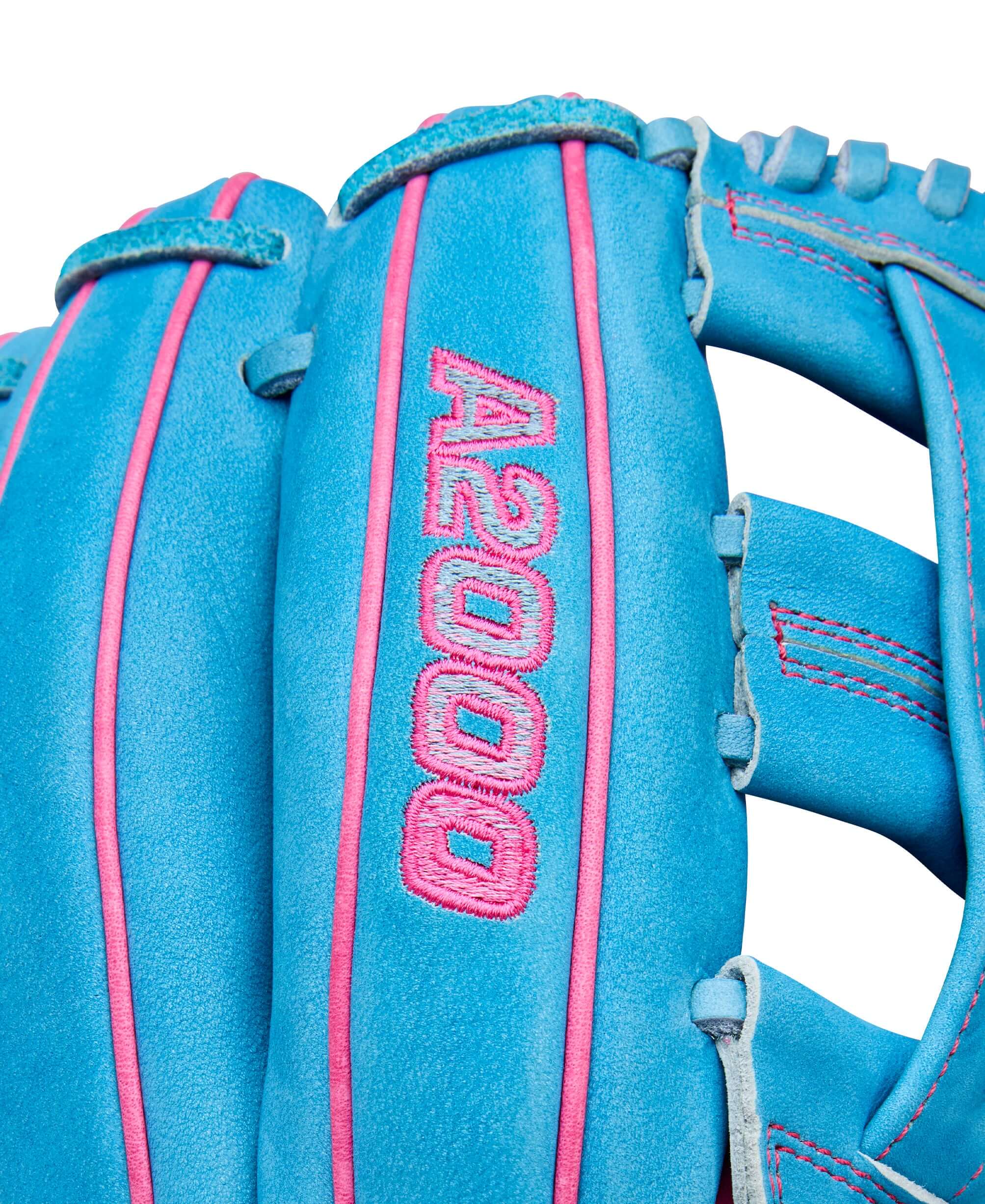 Wilson 2025 Elly De La Cruz A2000 EDLC44 GM glove close-up A2000 logo detail.