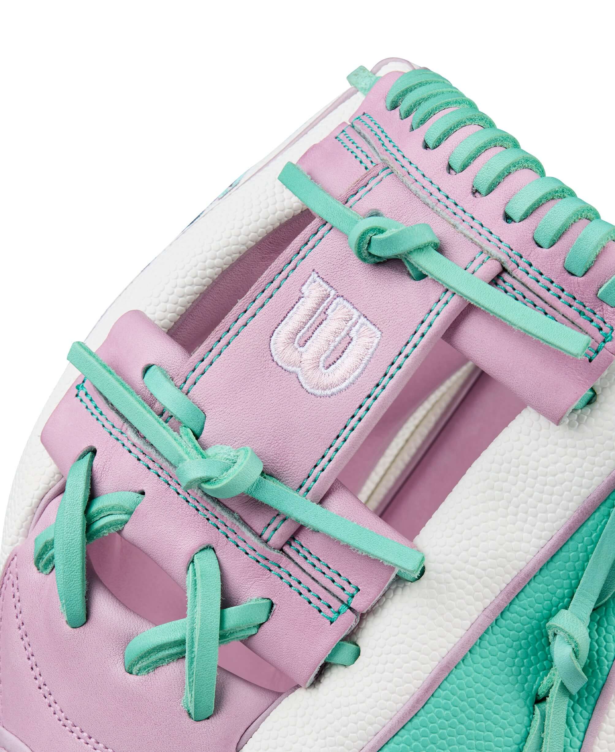 Wilson 2025 A2000 FP1175SS 11.75” Fastpitch Glove H-Web detail with shallow pocket.