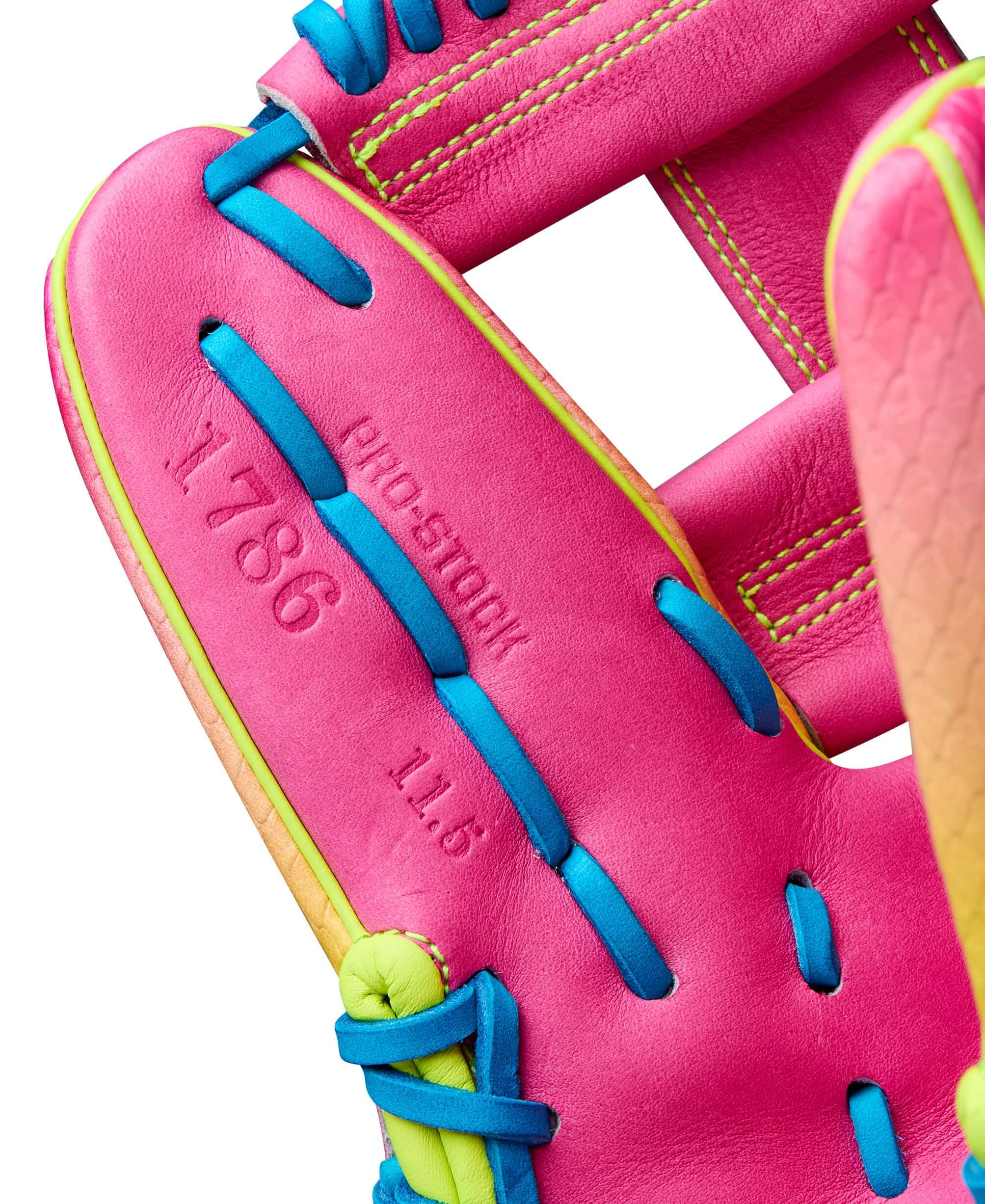 Wilson 2025 A2000 1786SS 11.5” Infield Glove front thumb detail showing gradient SuperSnakeSkin.