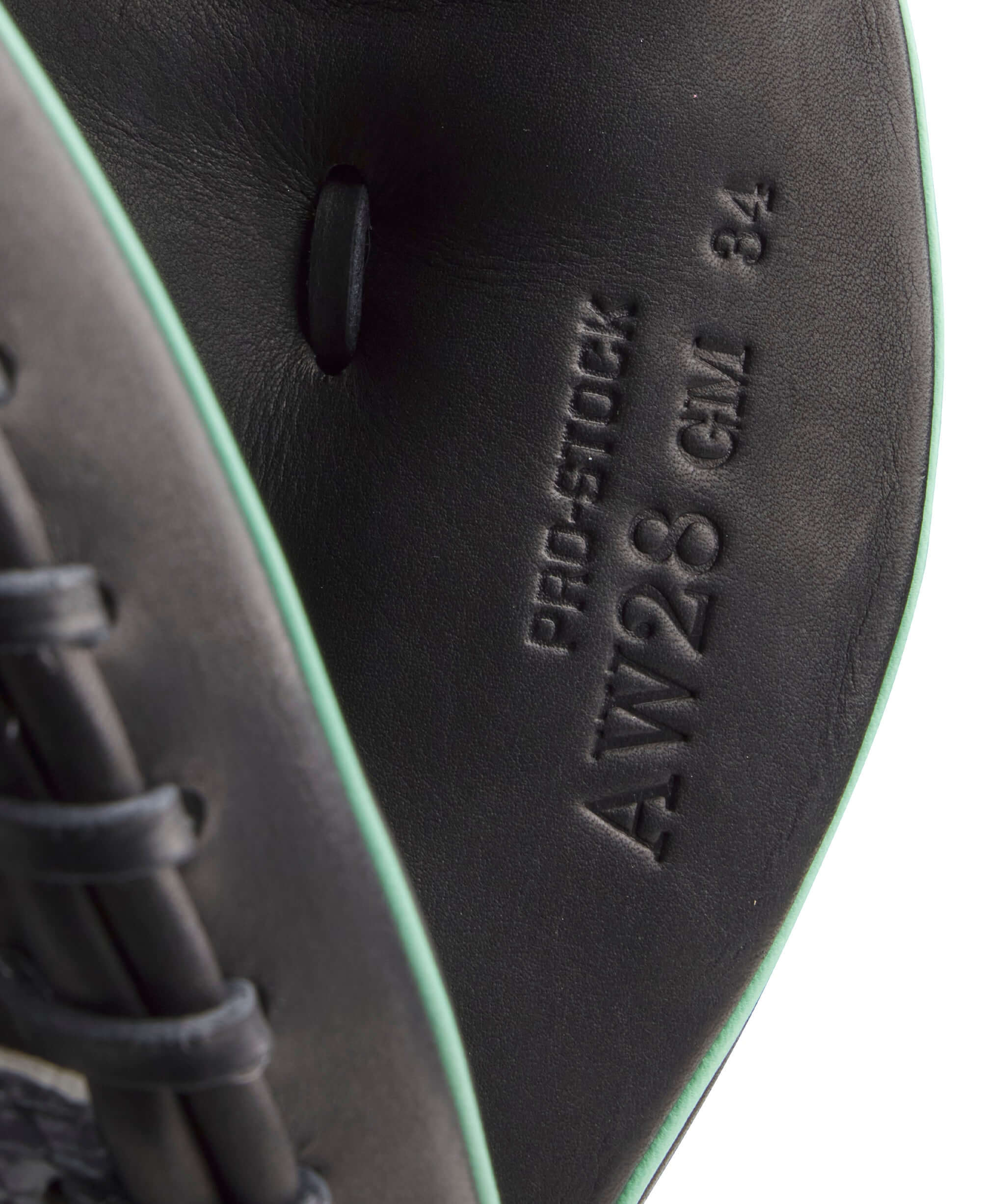 Wilson 2025 Austin Wells A2000 AW28 GM 34” Catcher’s Mitt front thumb detail highlighting Pro Stock leather.