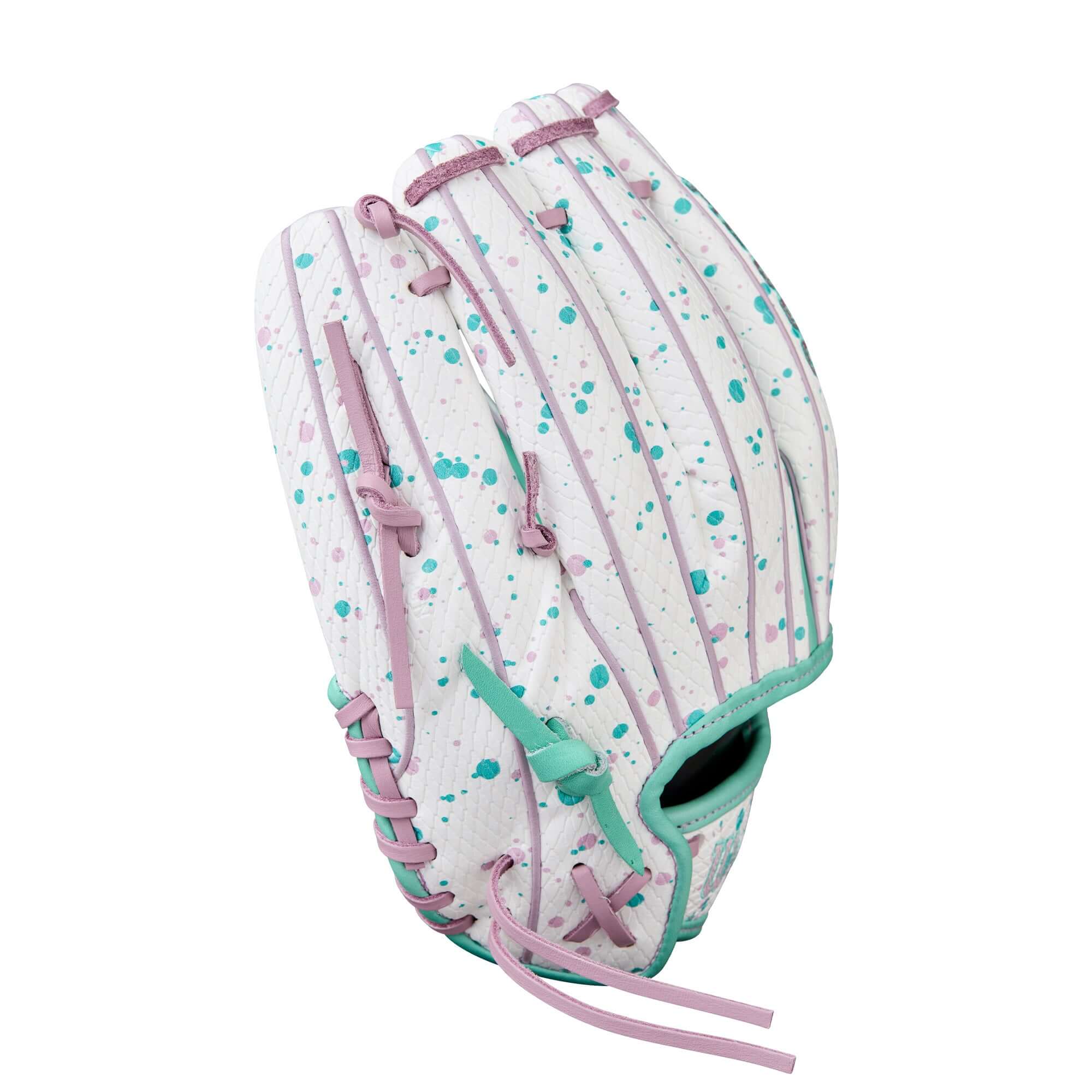 Finger detail of Wilson Winter 2025 A2000 FP75SS 11.75” Infield Fastpitch Softball Glove showing Gap Welting and stitching quality.