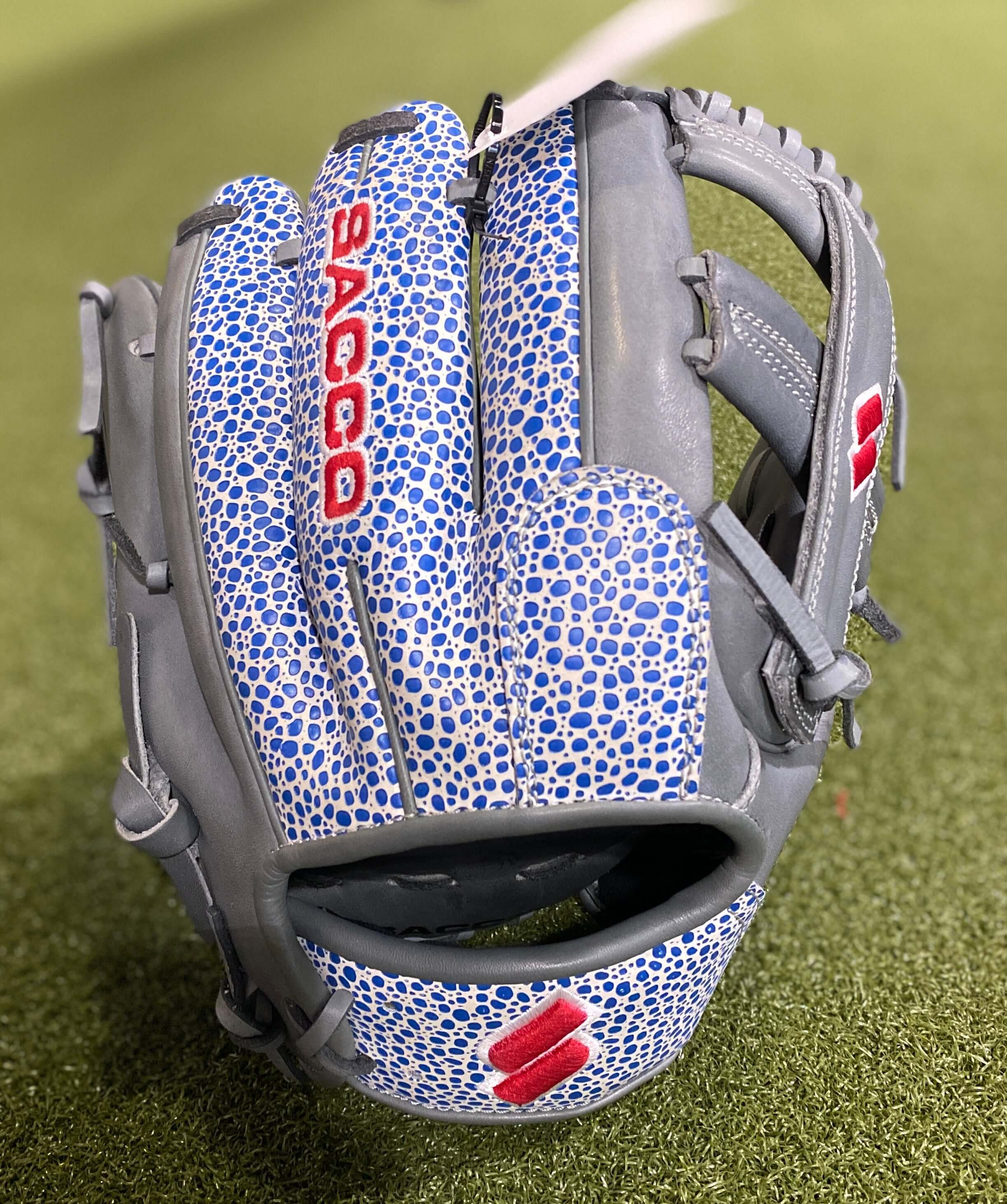Sacco Ultra Premium Mod Single Post SE Gray Royal SpecK glove featuring a unique blue pattern and cushioned slots for comfort.