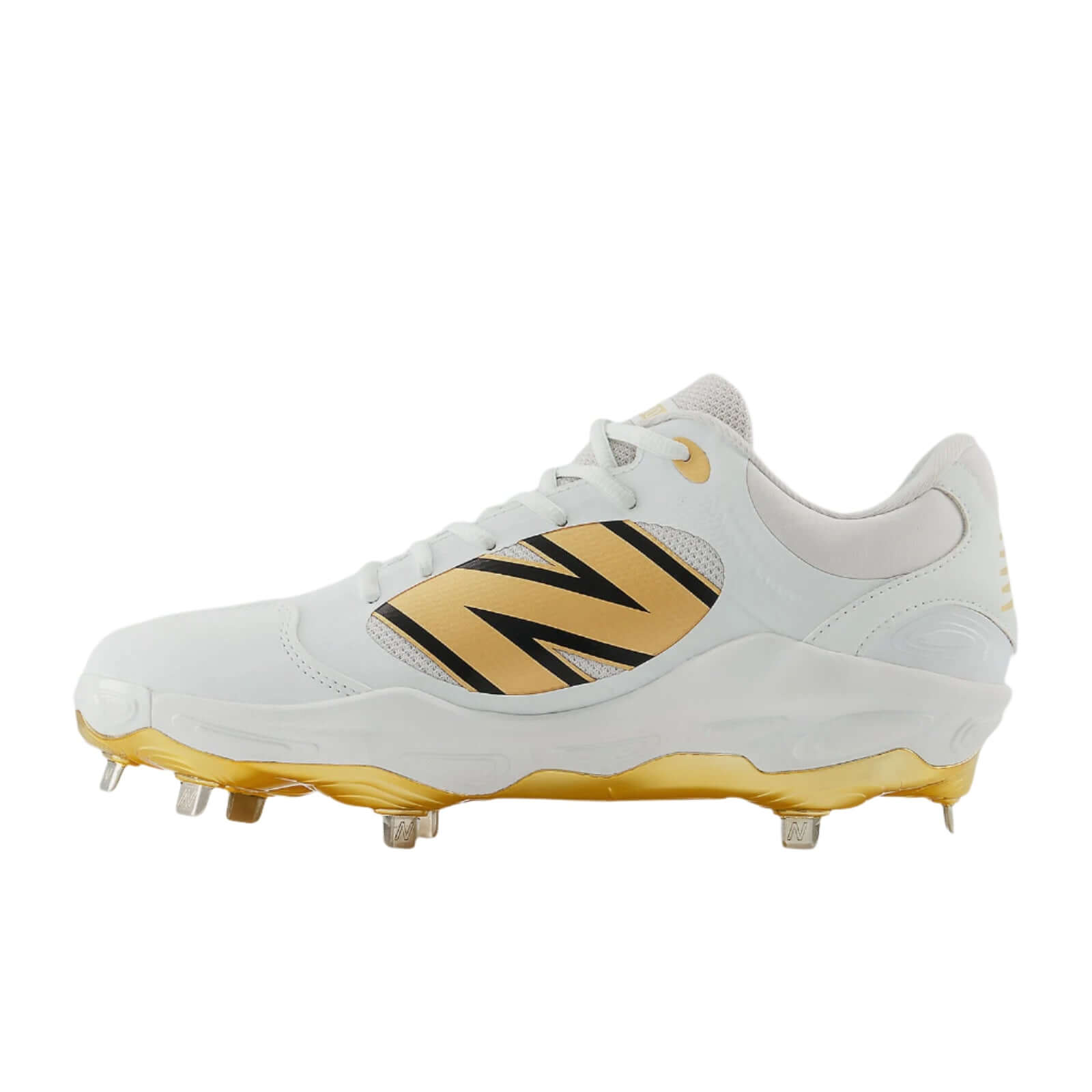 New Balance Fresh Foam X 3000v7 cleats in white and metallic gold with 8-spike plate for comfort and style.