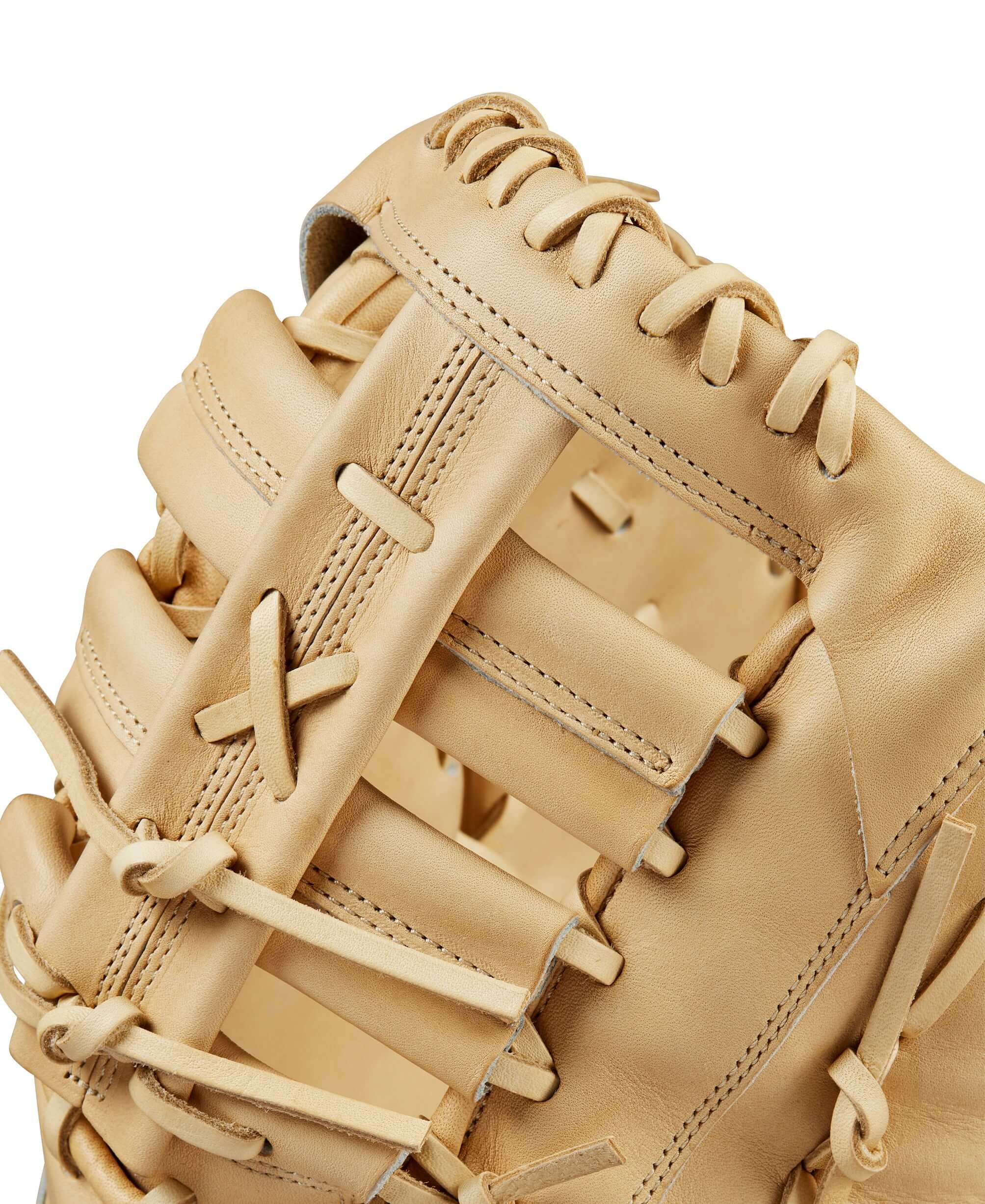 Close-up of Wilson A2000 1679 first base mitt showcasing blonde Pro Stock leather and Single Post Web design.