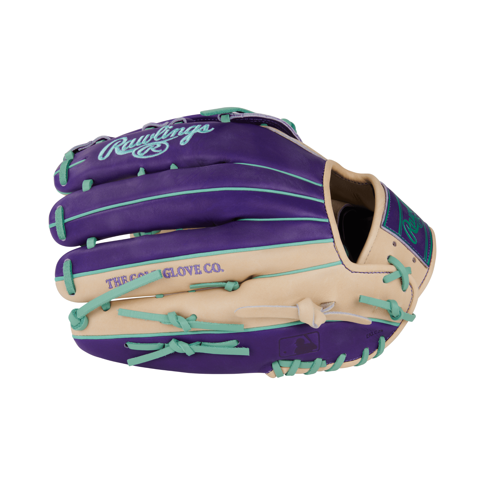 Right side and finger detail of the 12.75'' glove displaying the 3039 pattern for enhanced catch security and control.