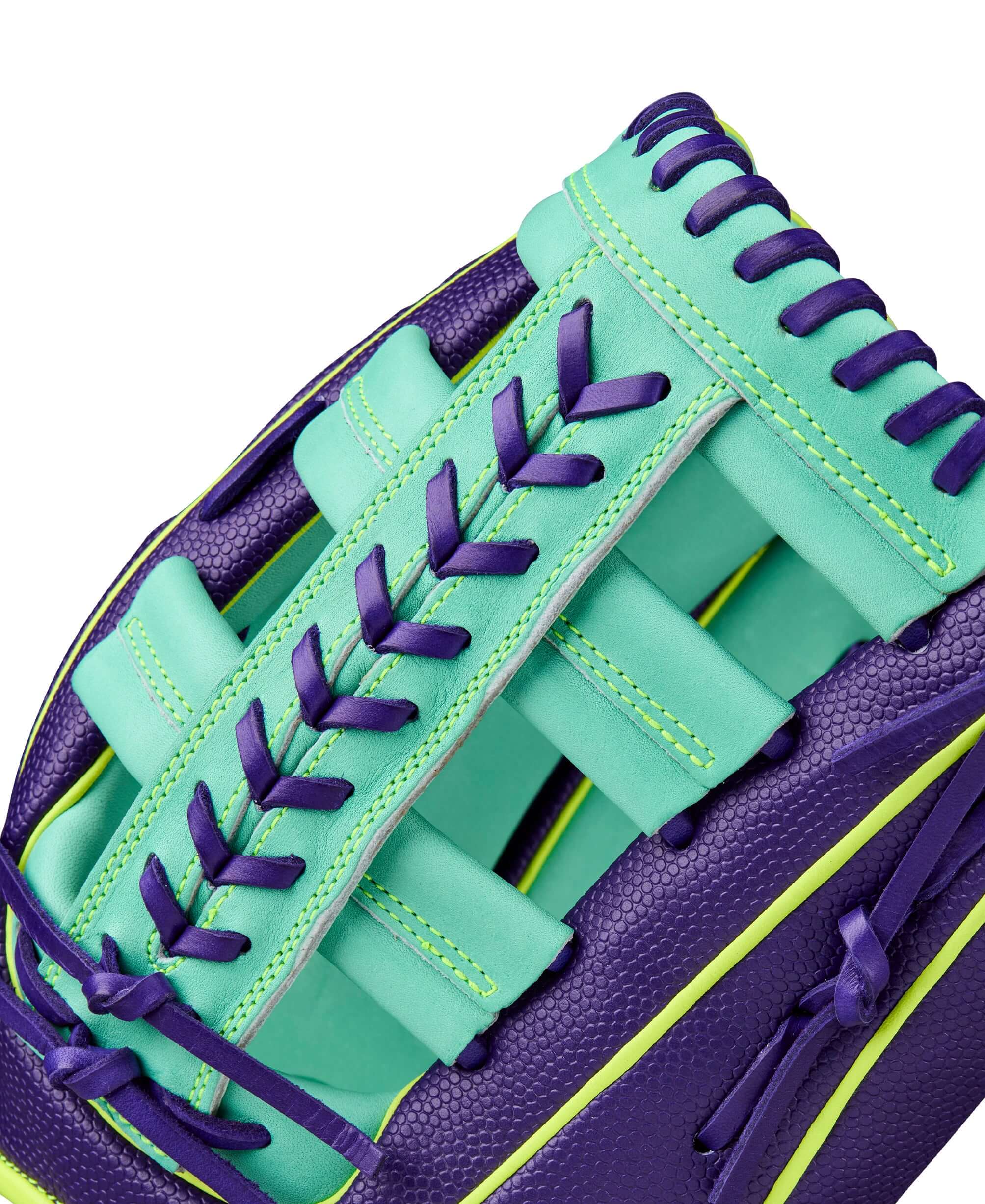Wilson 2025 A2000 1810SS 12.75” Outfield Glove Single/Double Bar Web detail with deep pocket design.