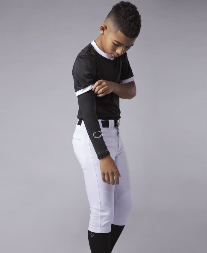 Wilson Evoshield Youth Solid Arm Sleeve in black