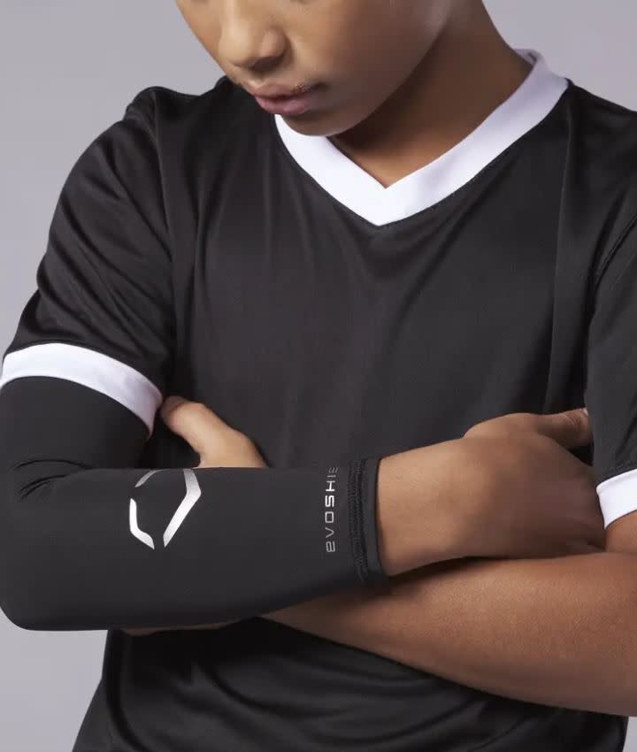 Wilson Evoshield Youth Solid Arm Sleeve in black