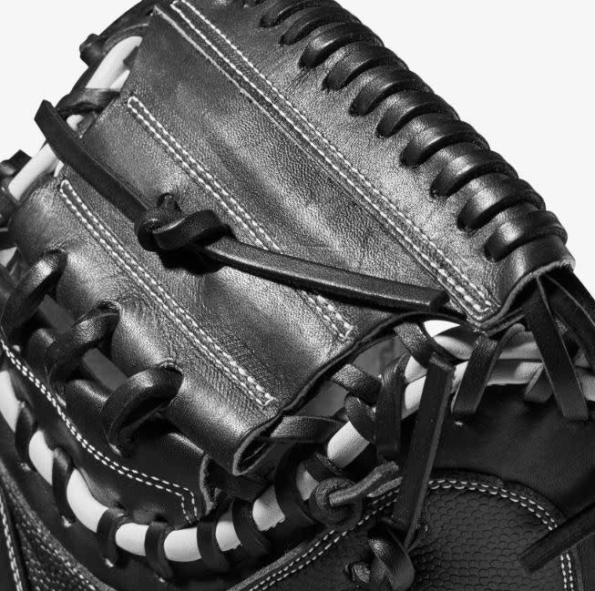 Wilson 2022 A2000 SuperSkin  M1D (C ) 33.5 Black/White Catchers Mitt